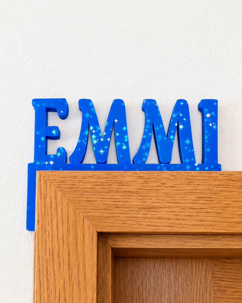 Personalisiertes Türschild EMMI am Türrahmen